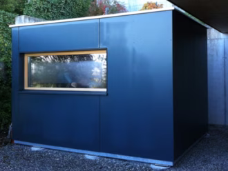 aussensauna-grosse-fassadenplatte-fenster