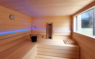 aussensauna-in-elementbauweise-mit-infrarot-in-hellem-holz
