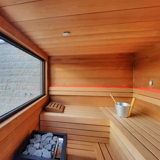 aussensauna-in-elementbauweise-mit dunklem-holz