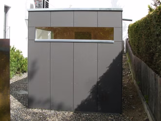 aussensauna-massiholzsauna-fenster-eternit-fassadenplatte-anthrazit-gartensauna-qubisch