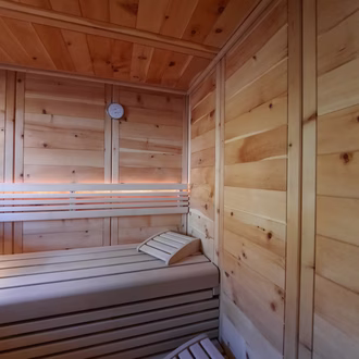 aussensauna-massivholzsauna-in-zirbe