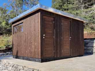 aussensauna-mit-brauner-holzfassade-pultdach-vorraum-reduit