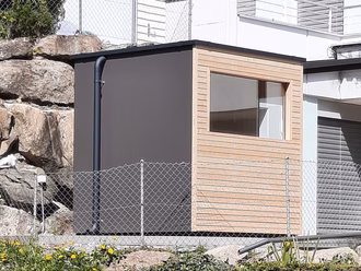 aussensauna-mit-holzfassade-in-laerche-gartensauna-aussen-anthrazit-grossflaechige-platte-massivholz-aussen-sauna