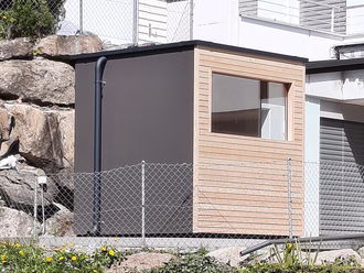 aussensauna-mit-holzfassade-in-lärche-gartensauna-aussen-anthrazit-grossflächige-platte-massivholz-aussen-sauna-10