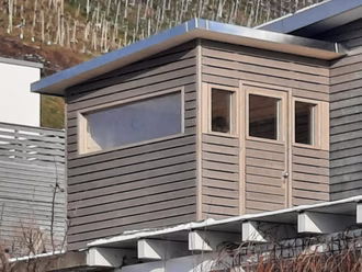 aussensauna-mit-holzfassade-an gebäude-angepasst