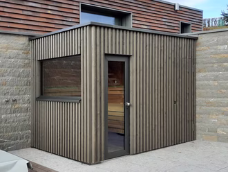 aussensauna-mit-holzfassade-vorvergraut-in-staboptik