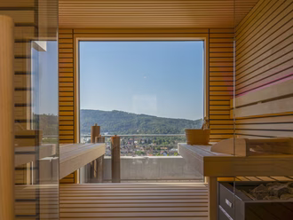 aussensauna-sauna-mit-panoramafenster-espenleiste-farblicht-individuell-nach-mass