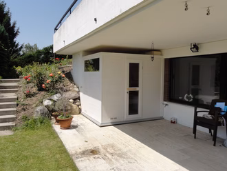 aussensauna-sauna-weiss-gestrichen-fenster-massivholt-nordische-fichte-helles-holz-069a