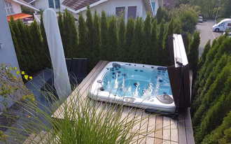 aussenwhirlpool-im-garten