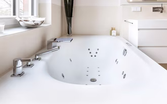 badewanne-mit-düse-whirlfunktion-sprudelbad