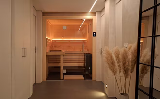 classico-massivholz-sauna-in-nische-mit-glasfront-16