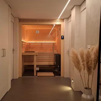classico-massivholz-sauna-in-nische-mit-glasfront-16