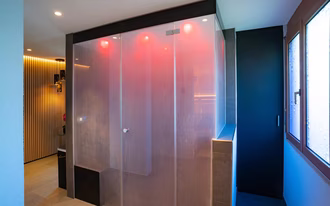 dampfbad-mit-roter-beleuchtung