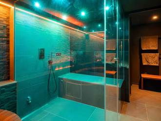 dampfdusche-mit-sitzbank