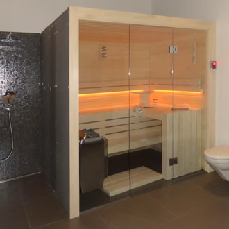 individuelle-sauna-neben-dusche-glasfront-helles-holz-bio-beleuchtung