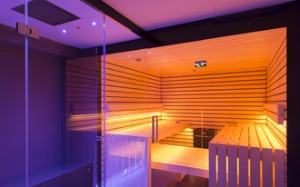 indiviluelle-sauna-lichtstimmung-glasfront-helles-holz
