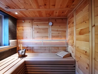 massivholzsauna-in-zirbe-mit-teilglasfront-und-integriertem-fenster-7