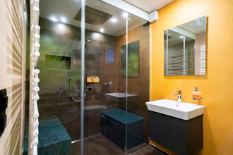 private-wellnessoase-mit-sauna-und-dampfbad-dampfdusche-wellnessraum-zum-entspannen-12