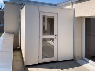 sauna-auf-terrasse-mit hpl-fassade-beige-an-haus