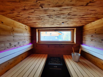 sauna-im-alpenchic-design-mit-fenster-in-thermoholz-mit-glasfront-8