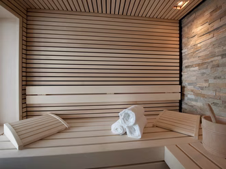 sauna-innensauna-espe-helles-holz-steinwand-fenster-schlafzimmer-077b