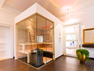 sauna-innensauna-glasecke-espe-helles-holz-farblicht-weisse-front-wohnzimmer-049a