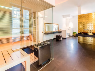 sauna-innensauna-glasecke-espe-helles-holz-farblicht-weisse-front-badezimmer-049b