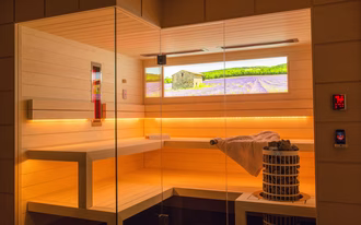 sauna-innensauna-glasfront-espe-helles-holz-infrarot-bild-beleuchtung-ecke-wohnraum-050a