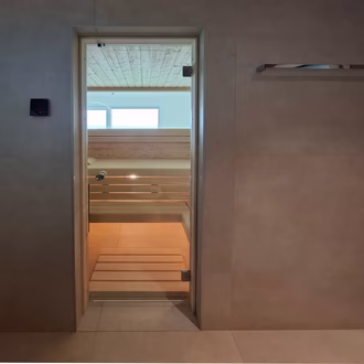 sauna-mit-ganzglastür