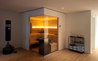 sauna-mit-glasecke-in-roterle-aussen-in-weiss-5