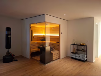 sauna-mit-glasecke-in-roterle-aussen-in-weiss-5