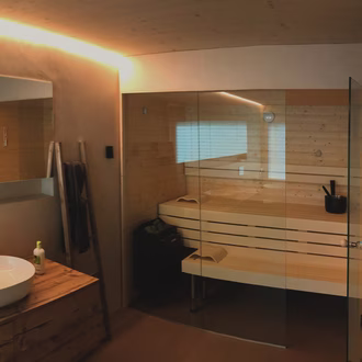 sauna-mit-glasfront-in-badezimmer