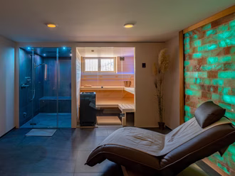 wellnessoase-mit-sauna-dampfbad-salzsteinwand-teeküche-17