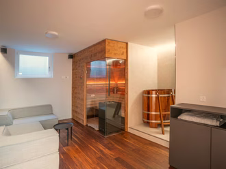 wellnessraum-mit-sauna-tauchbecken-schwalleimer-ruheberich-1